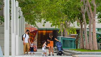 Located at the podium of the shopping mall next to the MTR station, the garden is a popular destination for families as it provides open pawn area and quiet courtyard spaces.